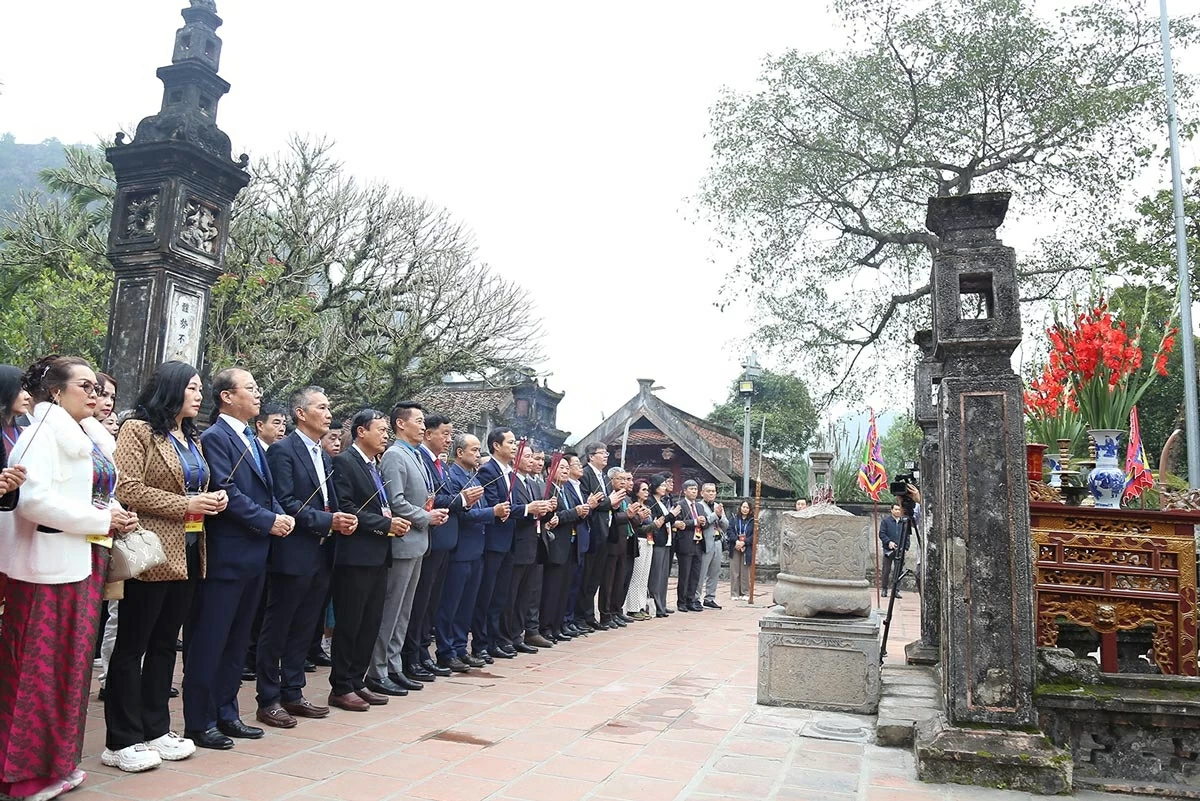 Overseas Vietnamese delegation attends Homeland Spring 2026 Program, visits Hoa Lu Ancient Capital Cultural and Historical Site