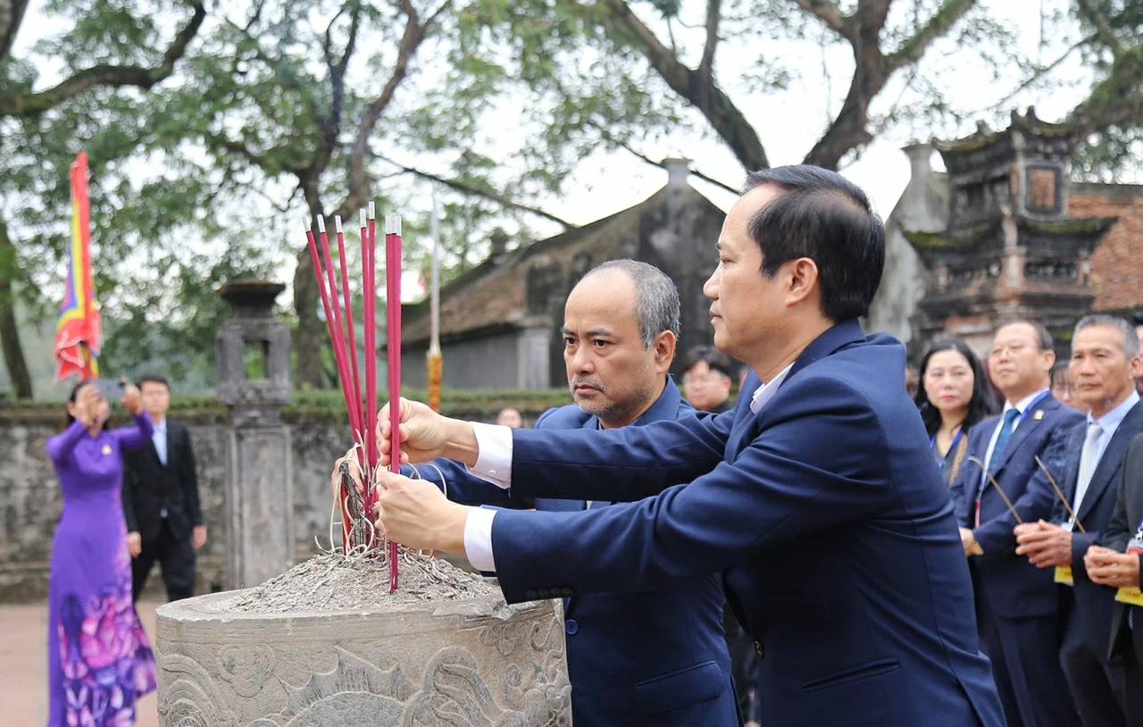 Overseas Vietnamese delegation attends Homeland Spring 2026 Program, visits Hoa Lu Ancient Capital Cultural and Historical Site