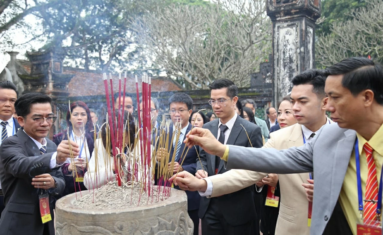Overseas Vietnamese delegation attends Homeland Spring 2026 Program, visits Hoa Lu Ancient Capital Cultural and Historical Site