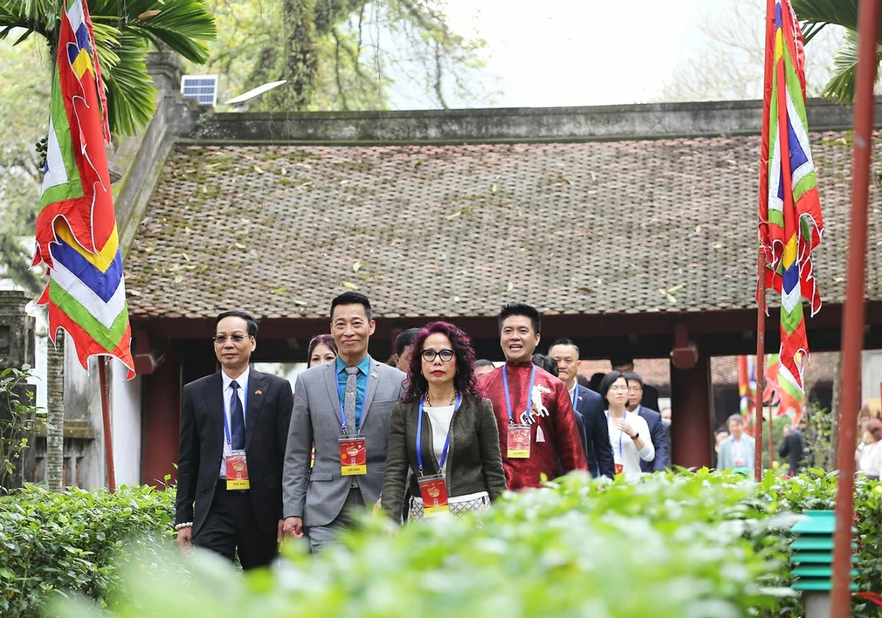 Overseas Vietnamese delegation attends Homeland Spring 2026 Program, visits Hoa Lu Ancient Capital Cultural and Historical Site