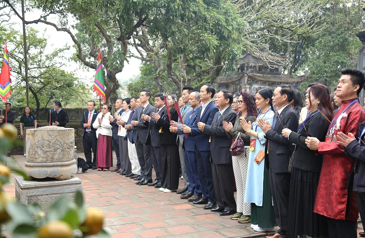 Overseas Vietnamese delegation attends Homeland Spring 2026 Program, visits Hoa Lu Ancient Capital Cultural and Historical Site Overseas Vietnamese delegation attends Homeland Spring 2026 Program, visits Hoa Lu Ancient Capital Cultural and Historical Site