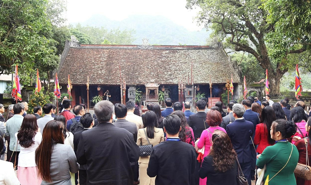Overseas Vietnamese delegation attends Homeland Spring 2026 Program, visits Hoa Lu Ancient Capital Cultural and Historical Site