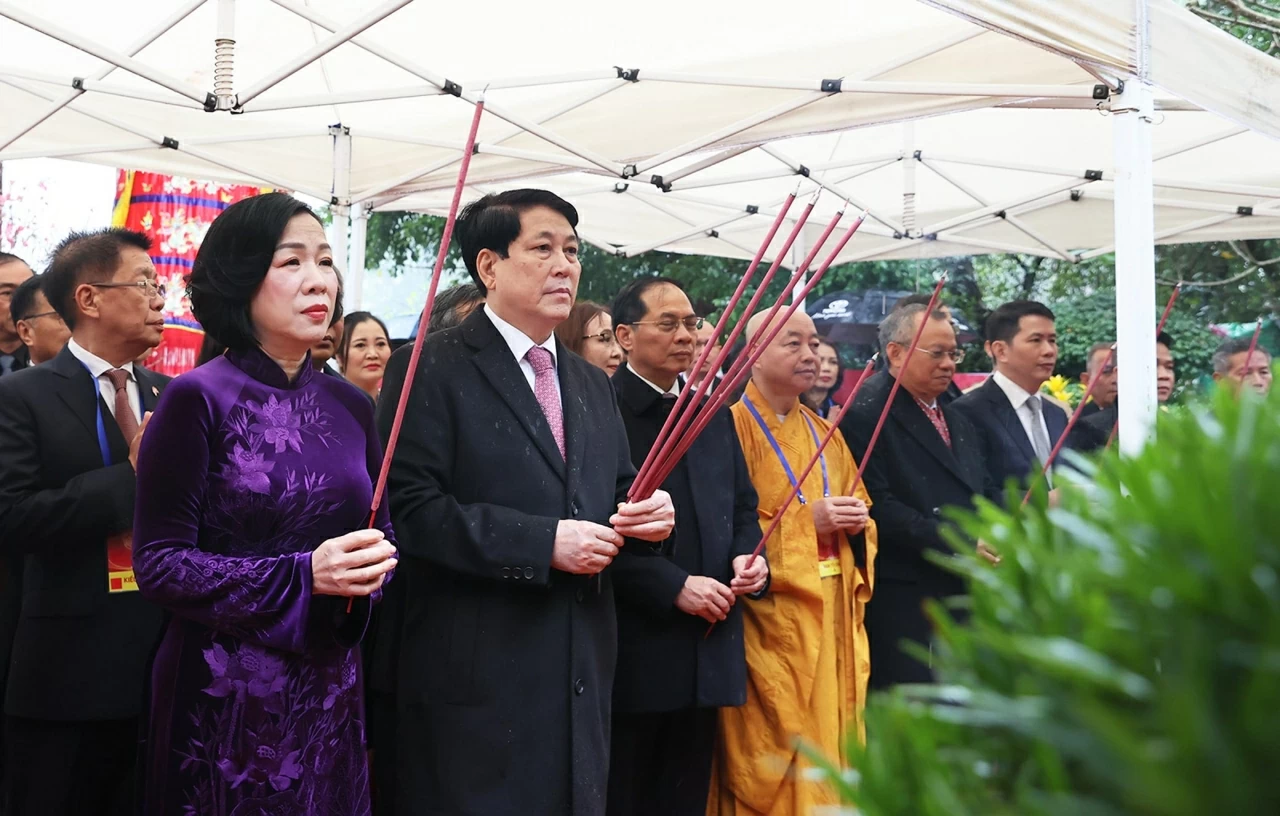 President Luong Cuong and delegation of overseas Vietnamese offer incense at Ngoc Son Temple and release carp at Hoan Kiem Lake