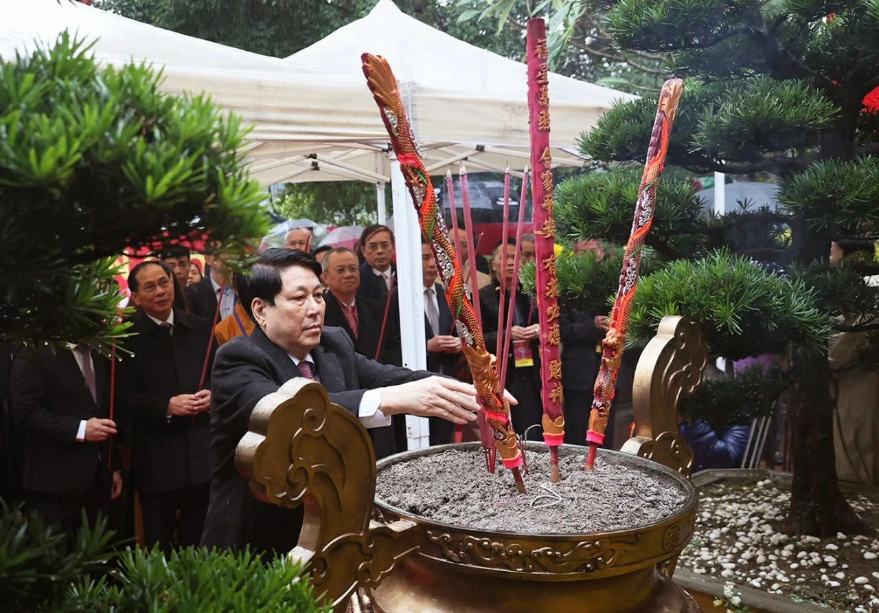 President Luong Cuong and delegation of overseas Vietnamese offer incense at Ngoc Son Temple and release carp at Hoan Kiem Lake