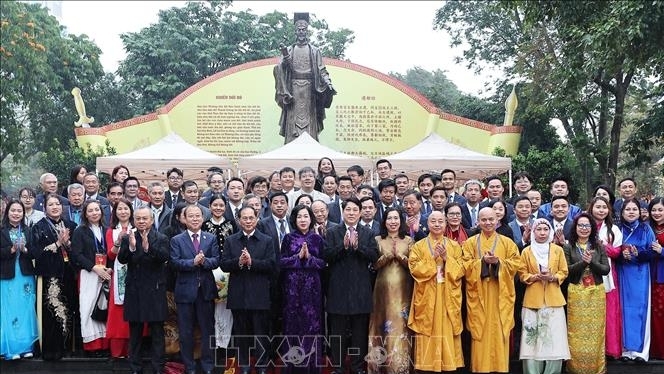 President Luong Cuong and delegation of overseas Vietnamese offer incense at Ngoc Son Temple and release carp at Hoan Kiem Lake