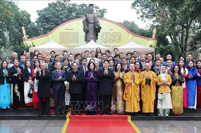 President Luong Cuong and delegation of overseas Vietnamese offer incense at Ngoc Son Temple and release carp at Hoan Kiem Lake