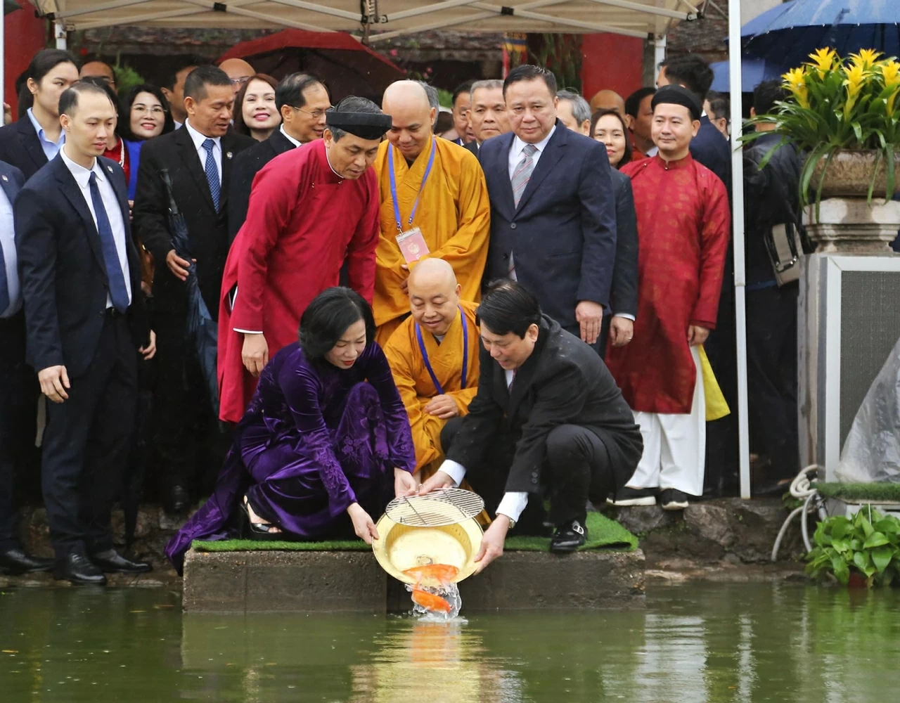 President Luong Cuong and delegation of overseas Vietnamese offer incense at Ngoc Son Temple and release carp at Hoan Kiem Lake