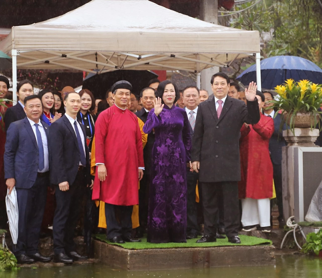 President Luong Cuong and delegation of overseas Vietnamese offer incense at Ngoc Son Temple and release carp at Hoan Kiem Lake