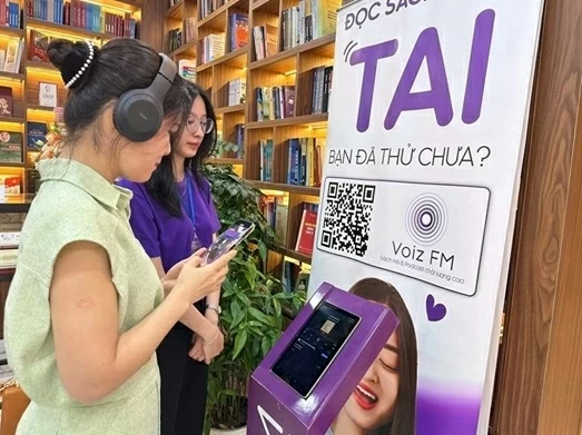 Advances in technology brings multimedia approaches to books to people and readers across the country, shaping new reading habits that keep pace with contemporary trends. (Photo: vov.vn)