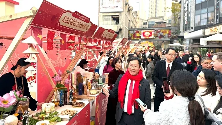 Promoting Vietnamese culture, cuisine, and products at the Chongqing International Spring Festival in China