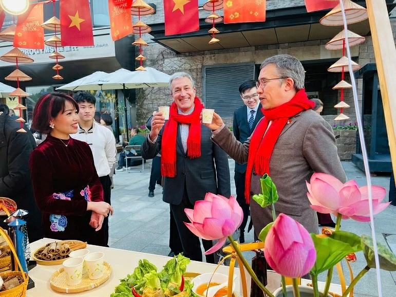 Promoting Vietnamese culture, cuisine, and products at the Chongqing International Spring Festival in China