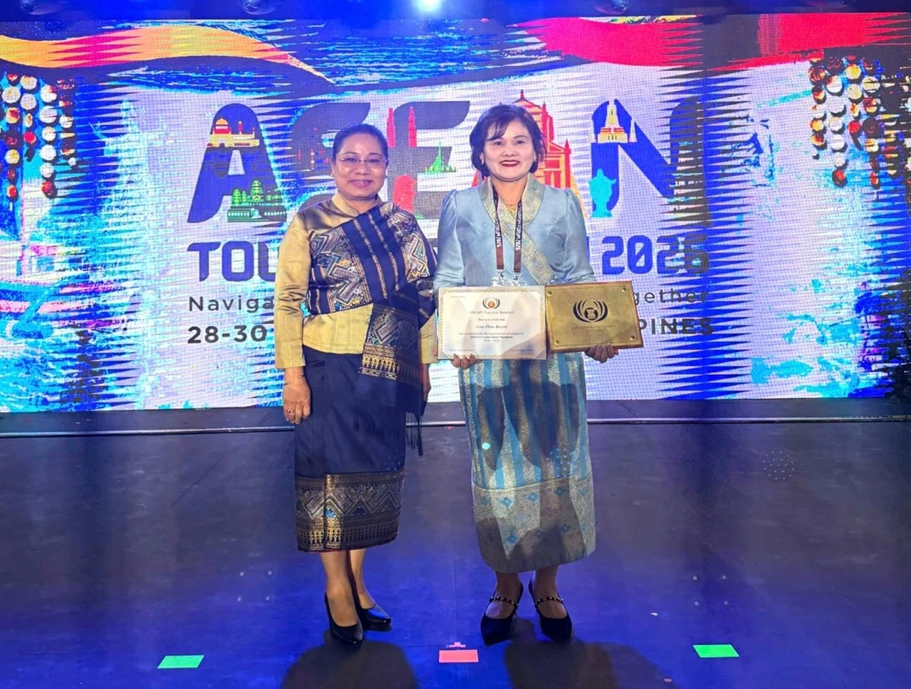 Ms. Suansavanh Viyaketh, Minister of Information, Culture and Tourism of the Lao People’s Democratic Republic, and Ms. Pham Thi Minh Huong at the ASEAN Tourism Awards Ceremony 2026 in the Philippines.