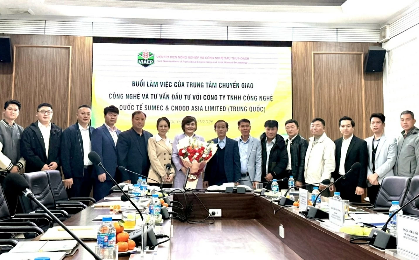 Leaders of the Institute of Agricultural Engineering and Post-Harvest Technology, Ms. Pham Thi Minh Huong, and Chinese partners at the working session on January 26, 2026.