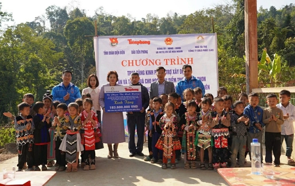 Ms. Pham Thi Minh Huong presents funding support for the construction of a school kitchen and distributes Lunar New Year gifts at Hin Phon satellite school, Nua Ngam commune, Dien Bien province.