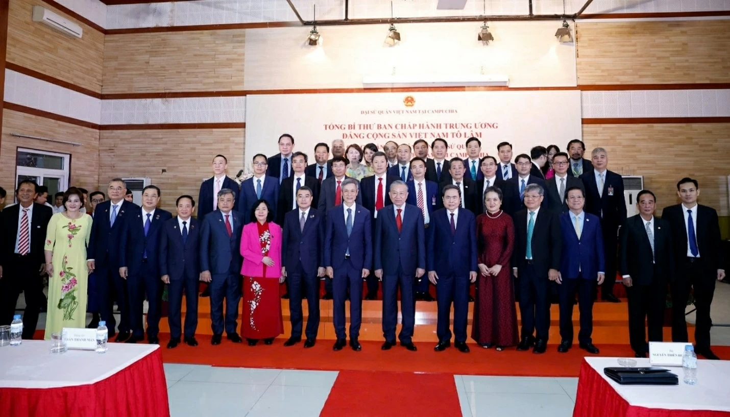 Party General Secretary To Lam and the high-level Vietnamese delegation meet with embassy staff and members of the Vietnamese community in Cambodia on February 6, 2025.