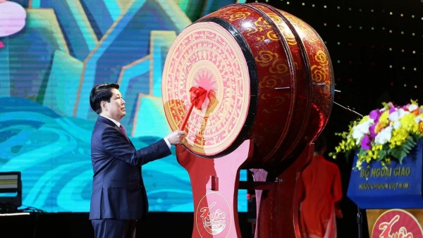 Chủ tịch nước Lương Cường chúc Tết bà con kiều bào và đánh trống khai hội mừng Xuân Quê hương 2026