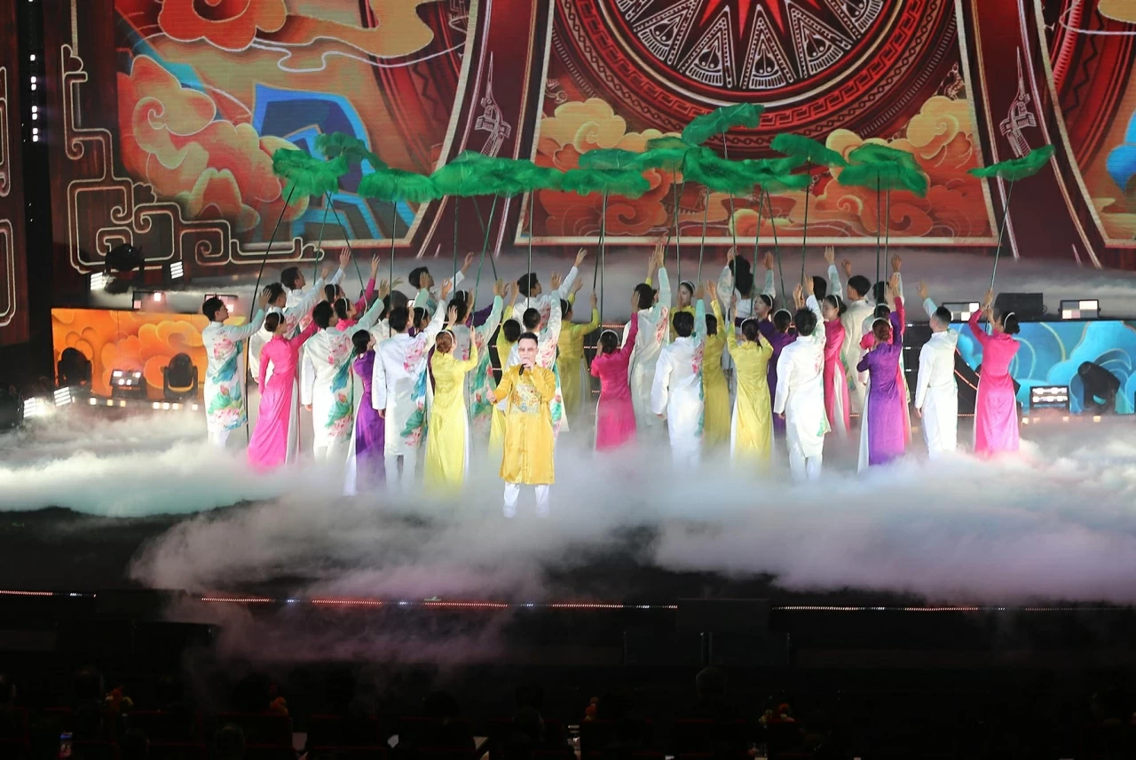 President Luong Cuong extends Lunar New Year Greetings to overseas Vietnamese, beats drum to open Homeland Spring Festival 2026