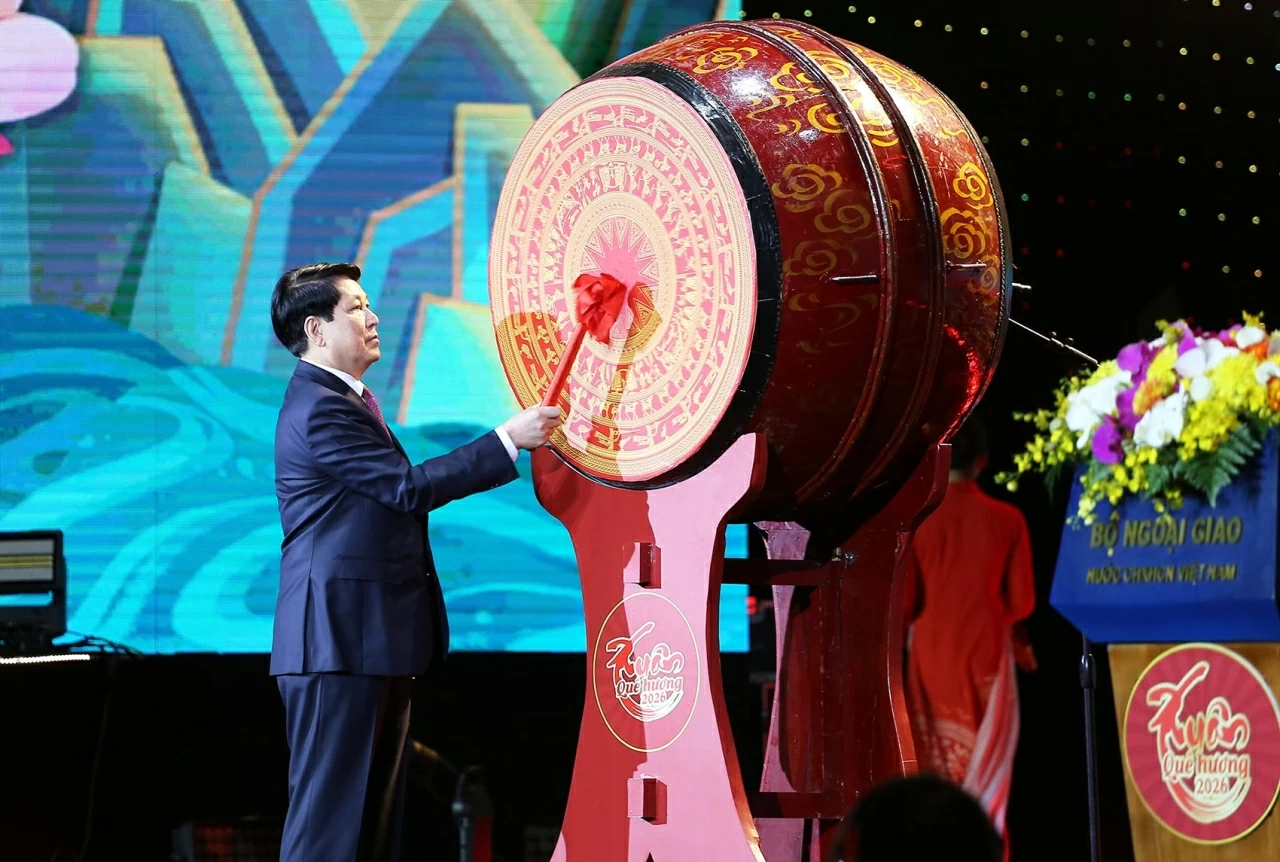 President Luong Cuong extends Lunar New Year Greetings to overseas Vietnamese, beats drum to open Homeland Spring Festival 2026