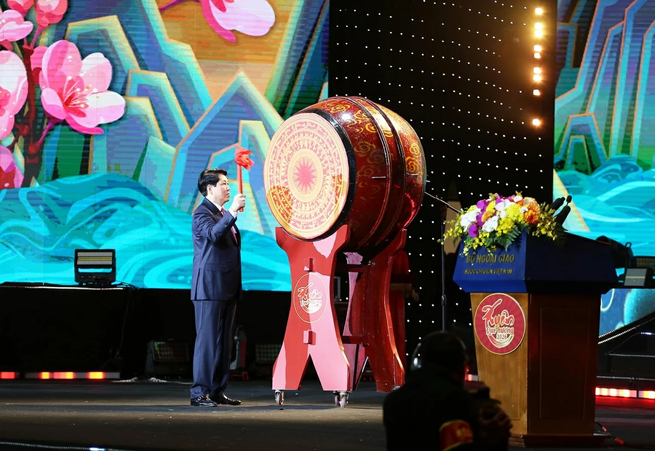President Luong Cuong extends Lunar New Year Greetings to overseas Vietnamese, beats drum to open Homeland Spring Festival 2026