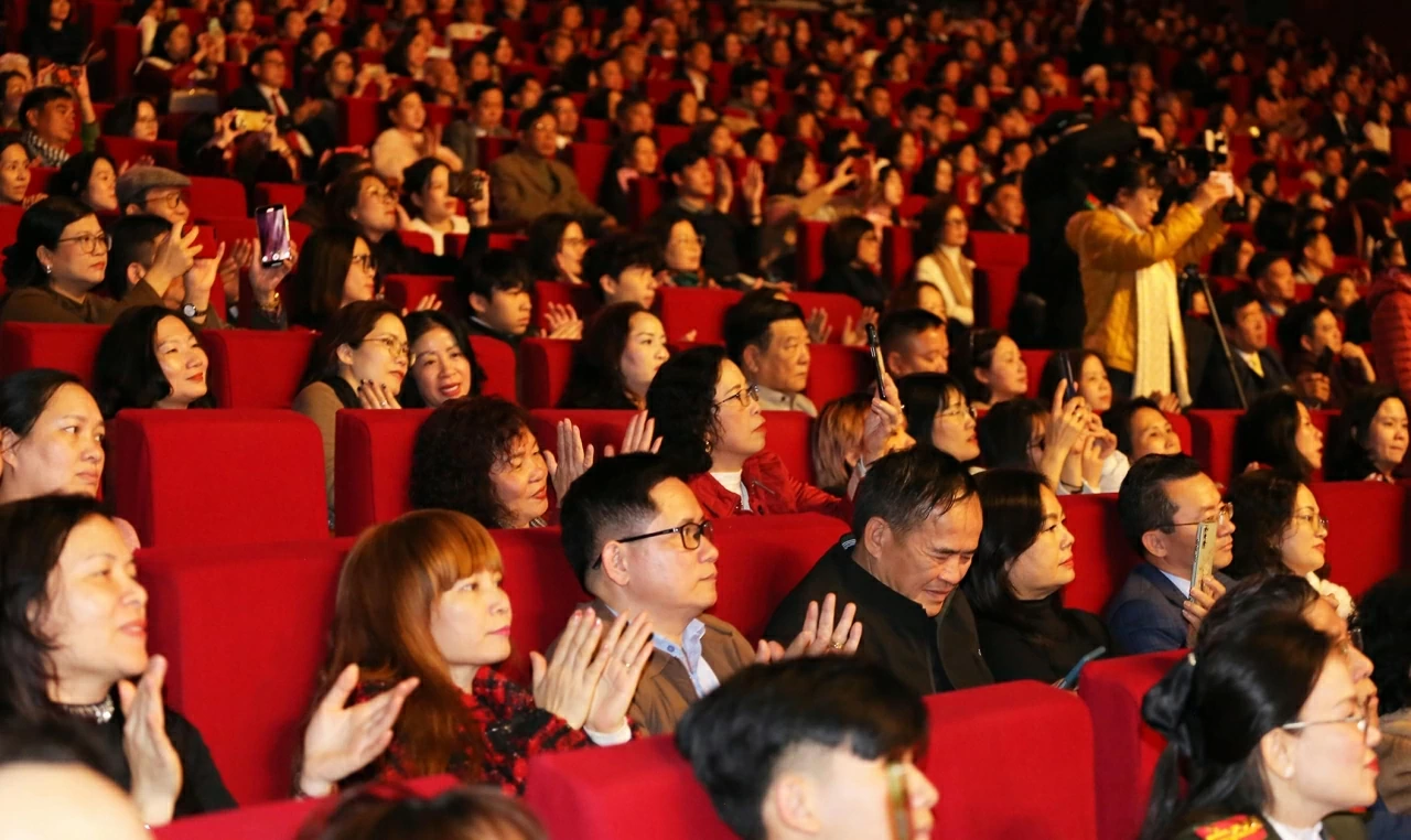 President Luong Cuong extends Lunar New Year Greetings to overseas Vietnamese, beats drum to open Homeland Spring Festival 2026