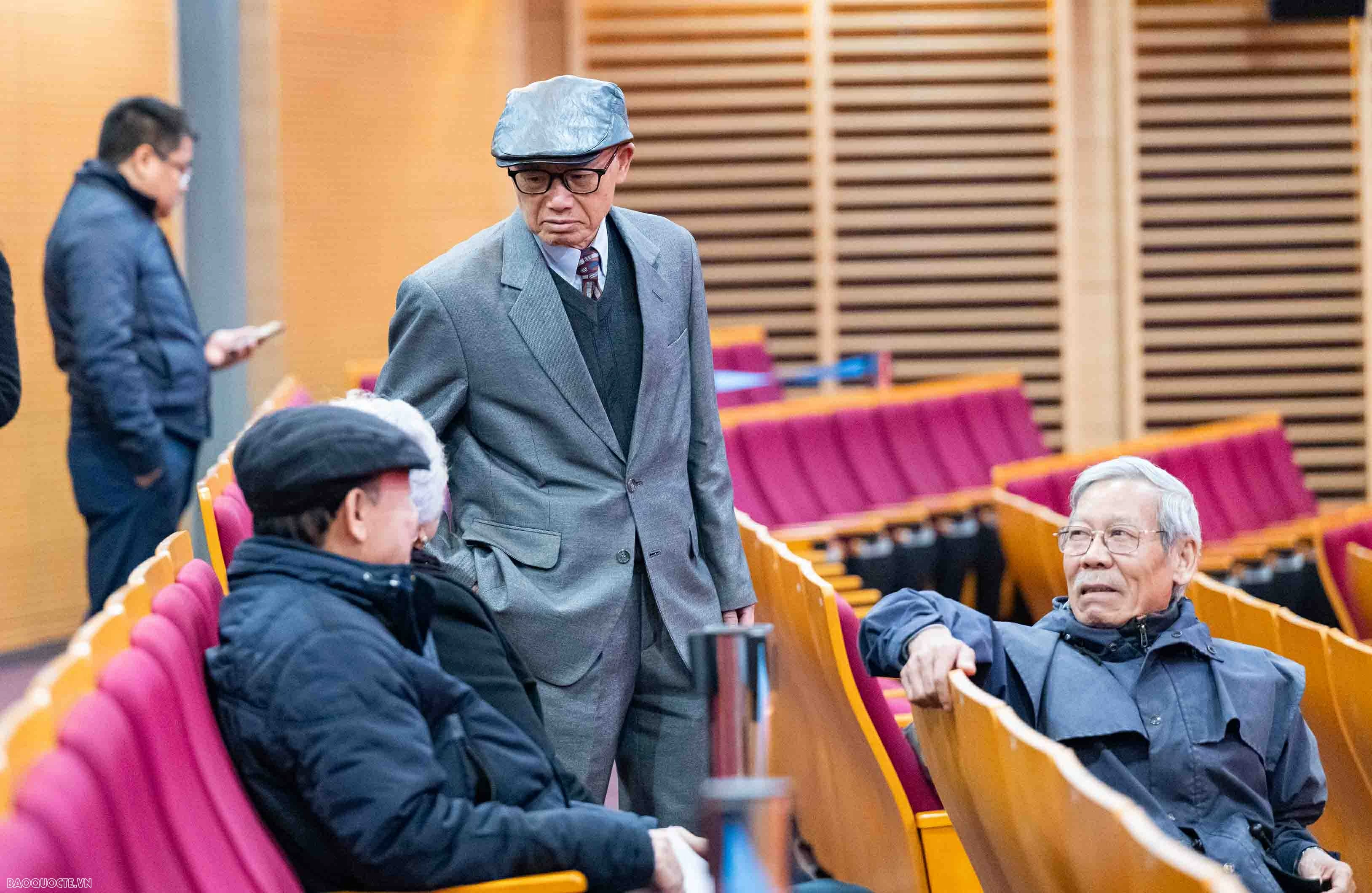 Foreign Minister Le Hoai Trung hosts Spring celebration for retired officials