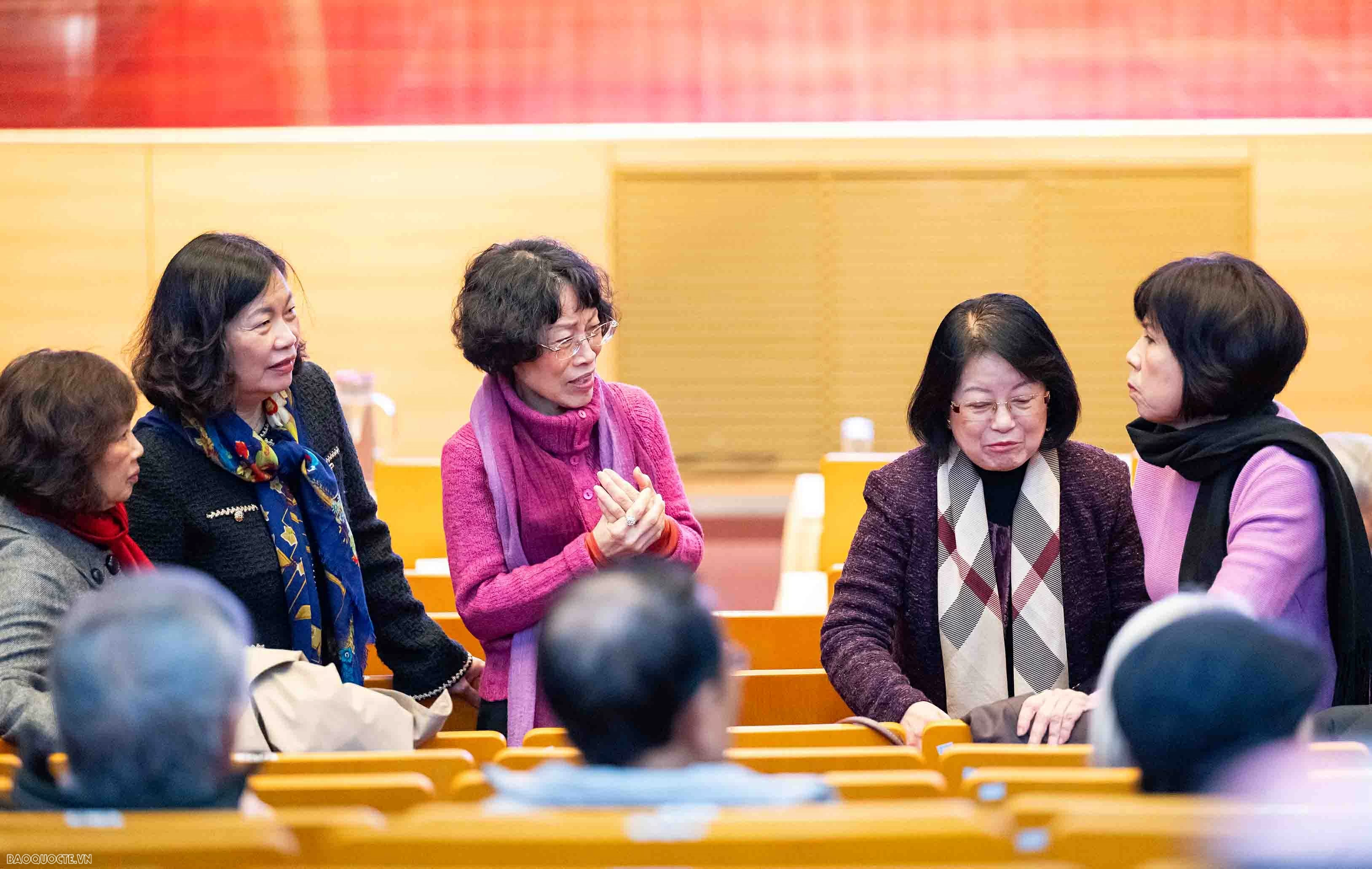 Foreign Minister Le Hoai Trung hosts Spring celebration for retired officials