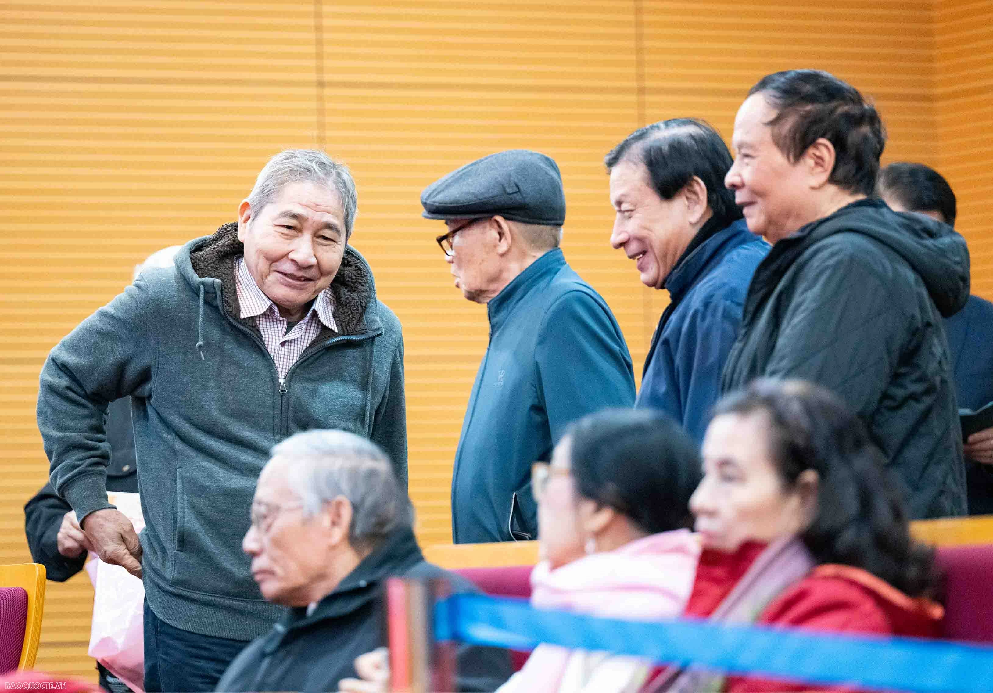 Foreign Minister Le Hoai Trung hosts Spring celebration for retired officials