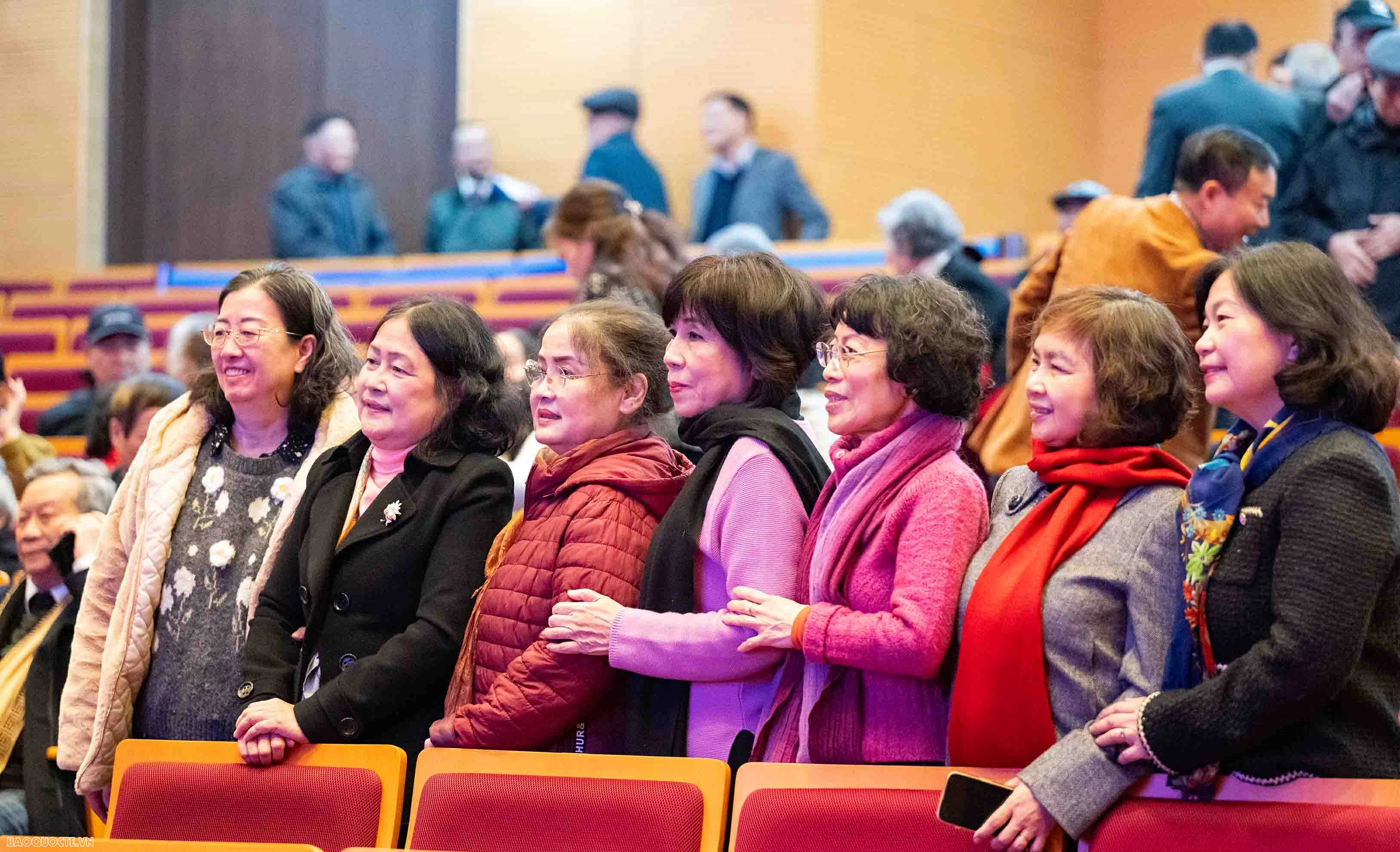 Foreign Minister Le Hoai Trung hosts Spring celebration for retired officials