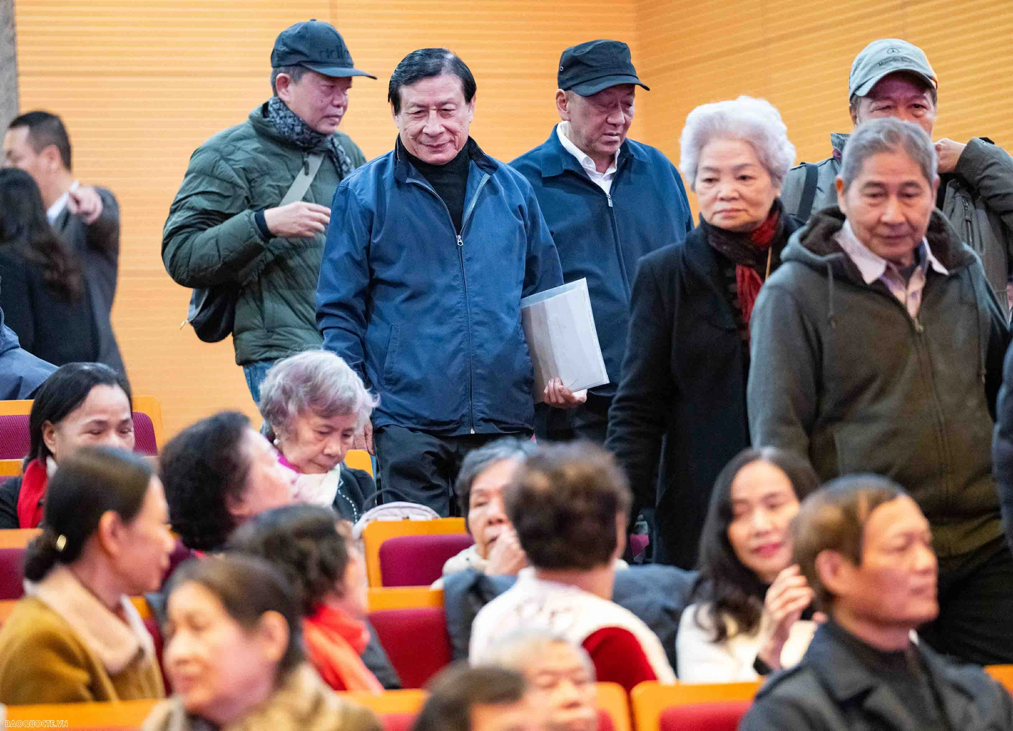 Foreign Minister Le Hoai Trung hosts Spring celebration for retired officials