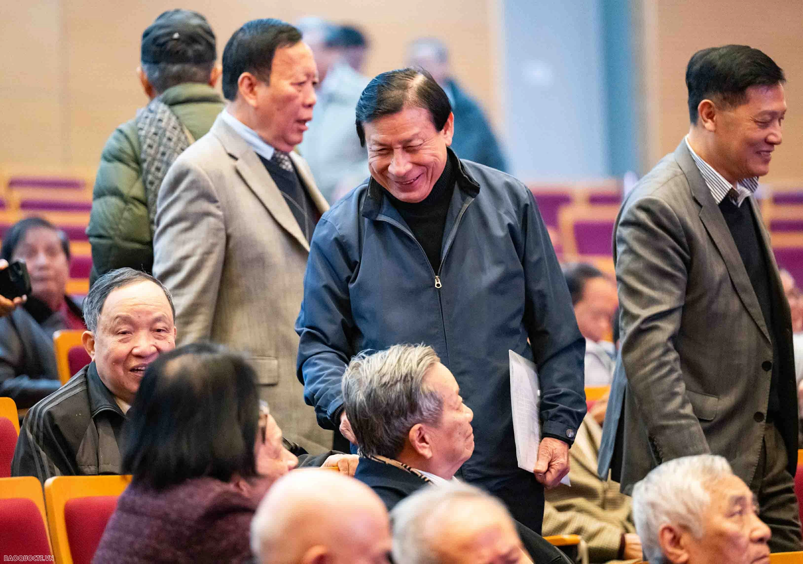 Foreign Minister Le Hoai Trung hosts Spring celebration for retired officials