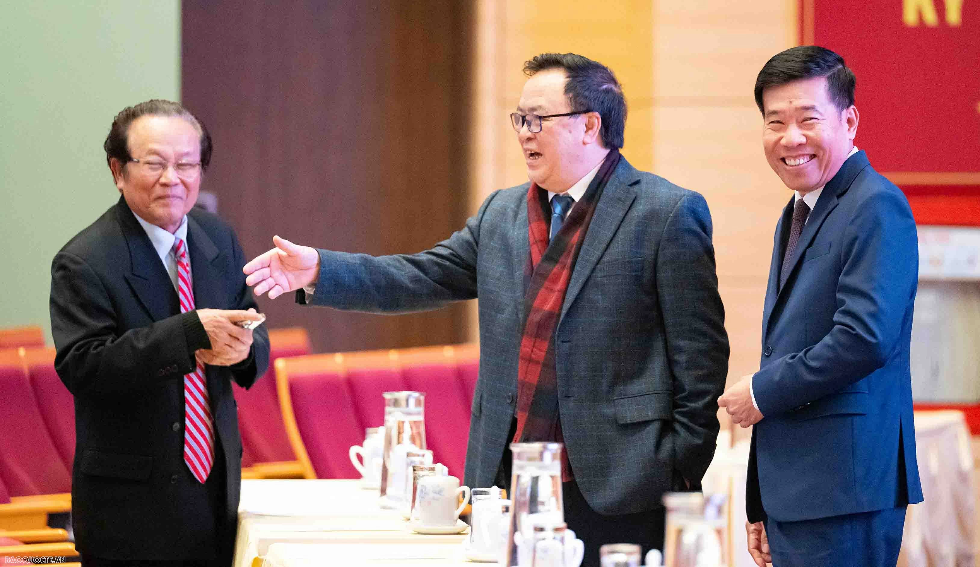 Foreign Minister Le Hoai Trung hosts Spring celebration for retired officials