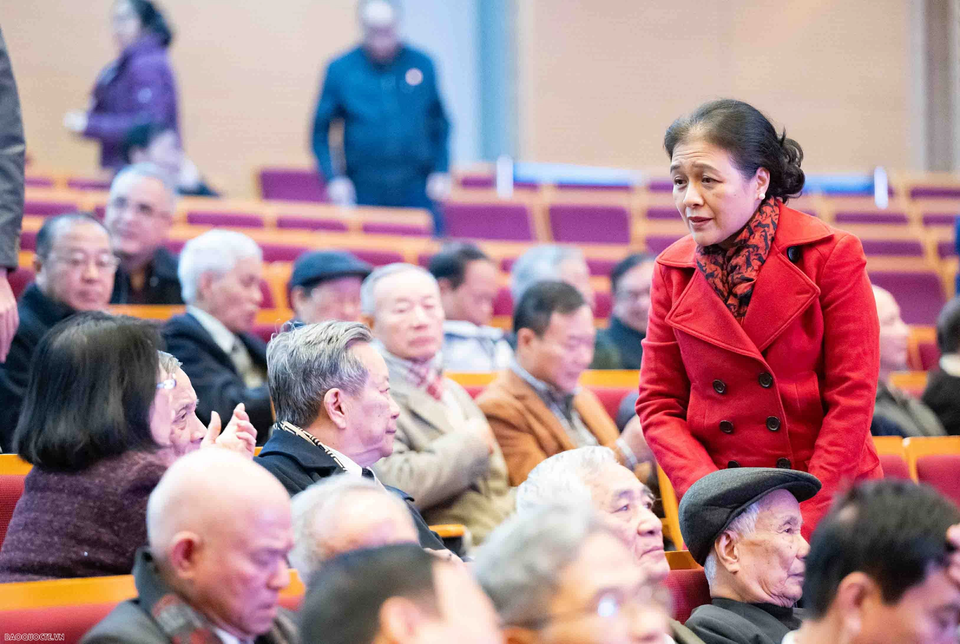 Foreign Minister Le Hoai Trung hosts Spring celebration for retired officials