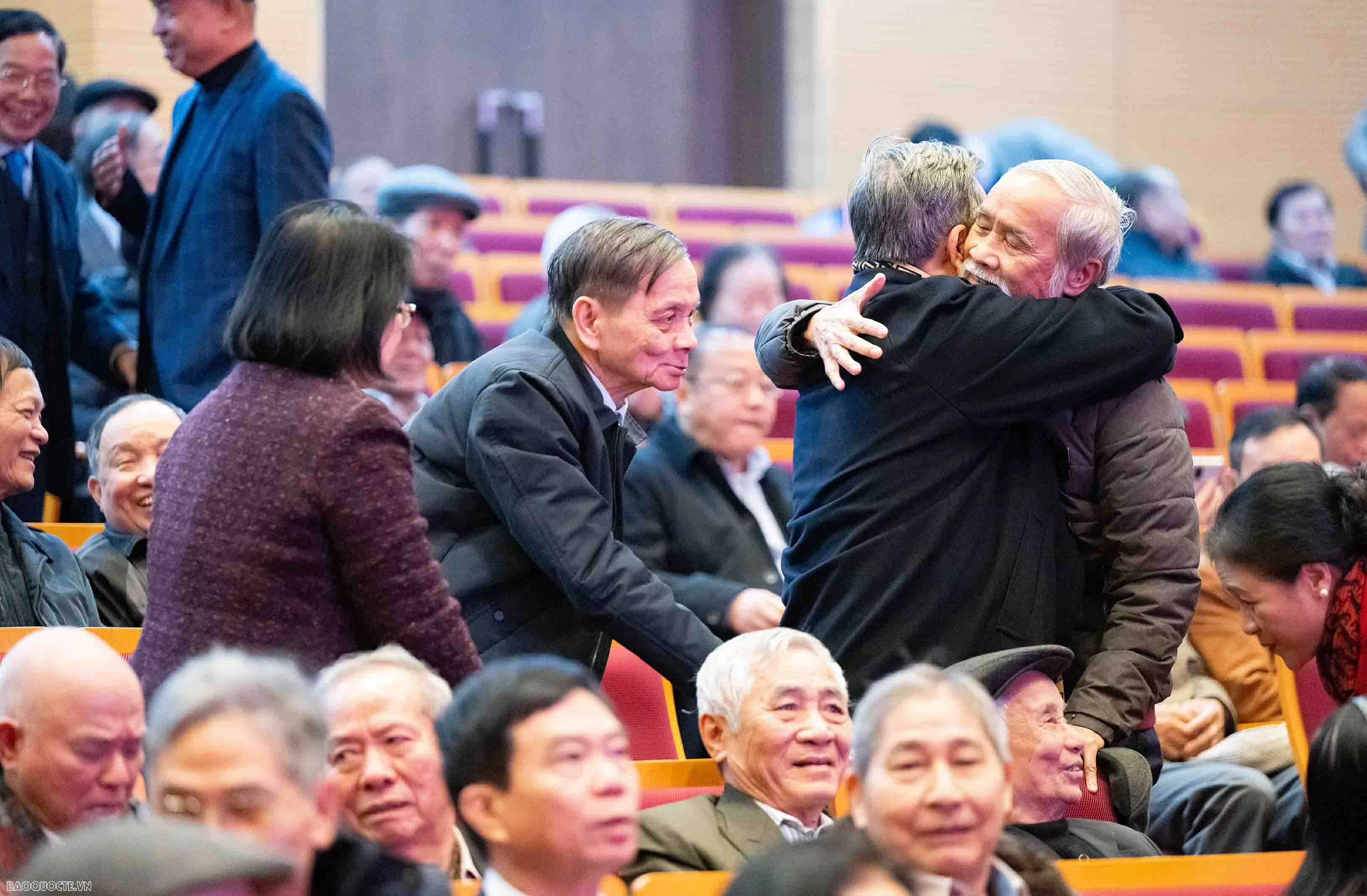 Foreign Minister Le Hoai Trung hosts Spring celebration for retired officials