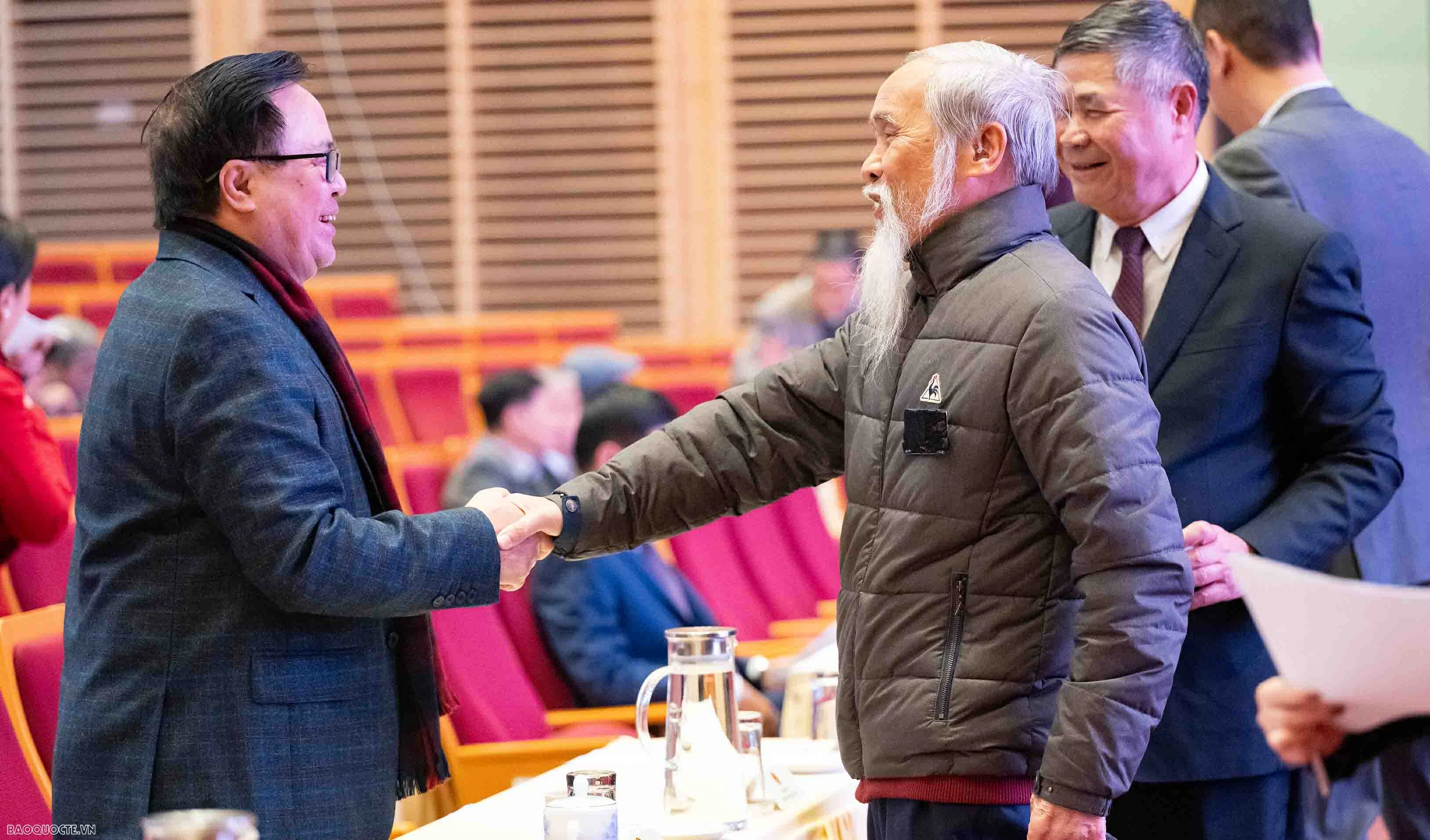 Foreign Minister Le Hoai Trung hosts Spring celebration for retired officials