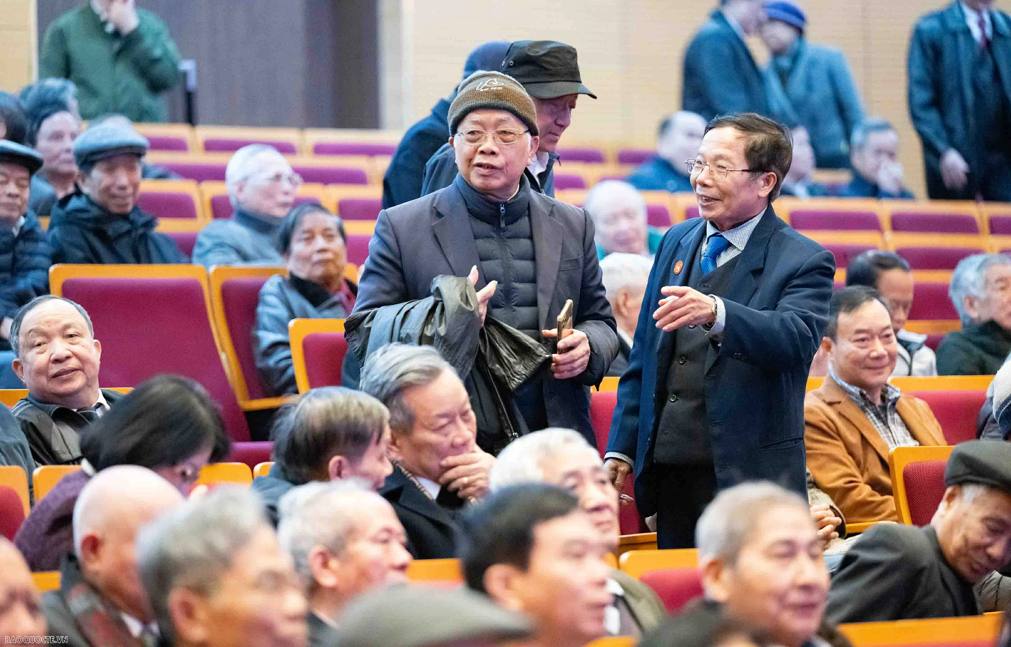 Foreign Minister Le Hoai Trung hosts Spring celebration for retired officials