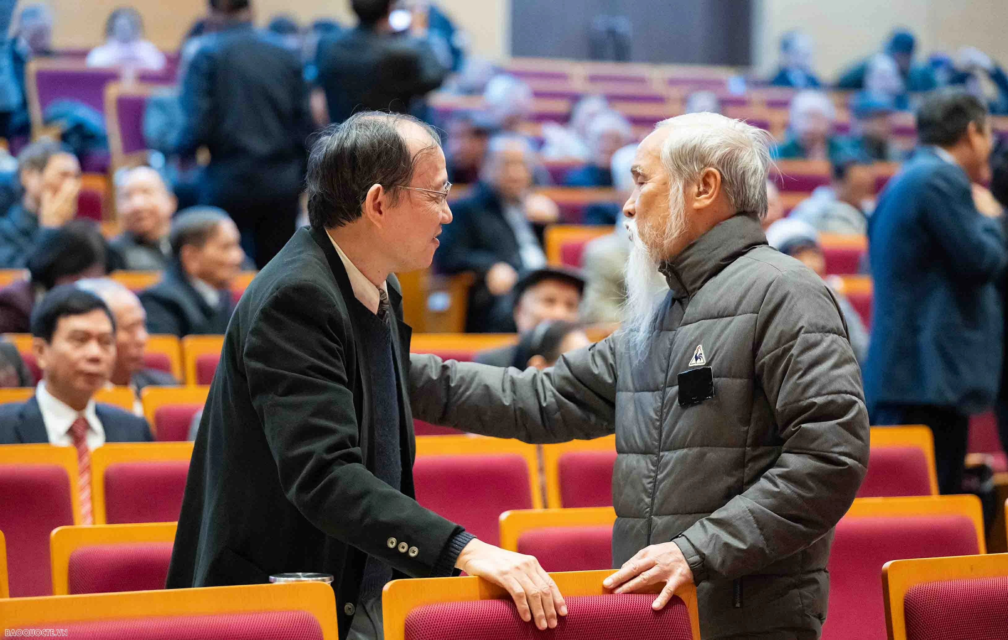 Foreign Minister Le Hoai Trung hosts Spring celebration for retired officials