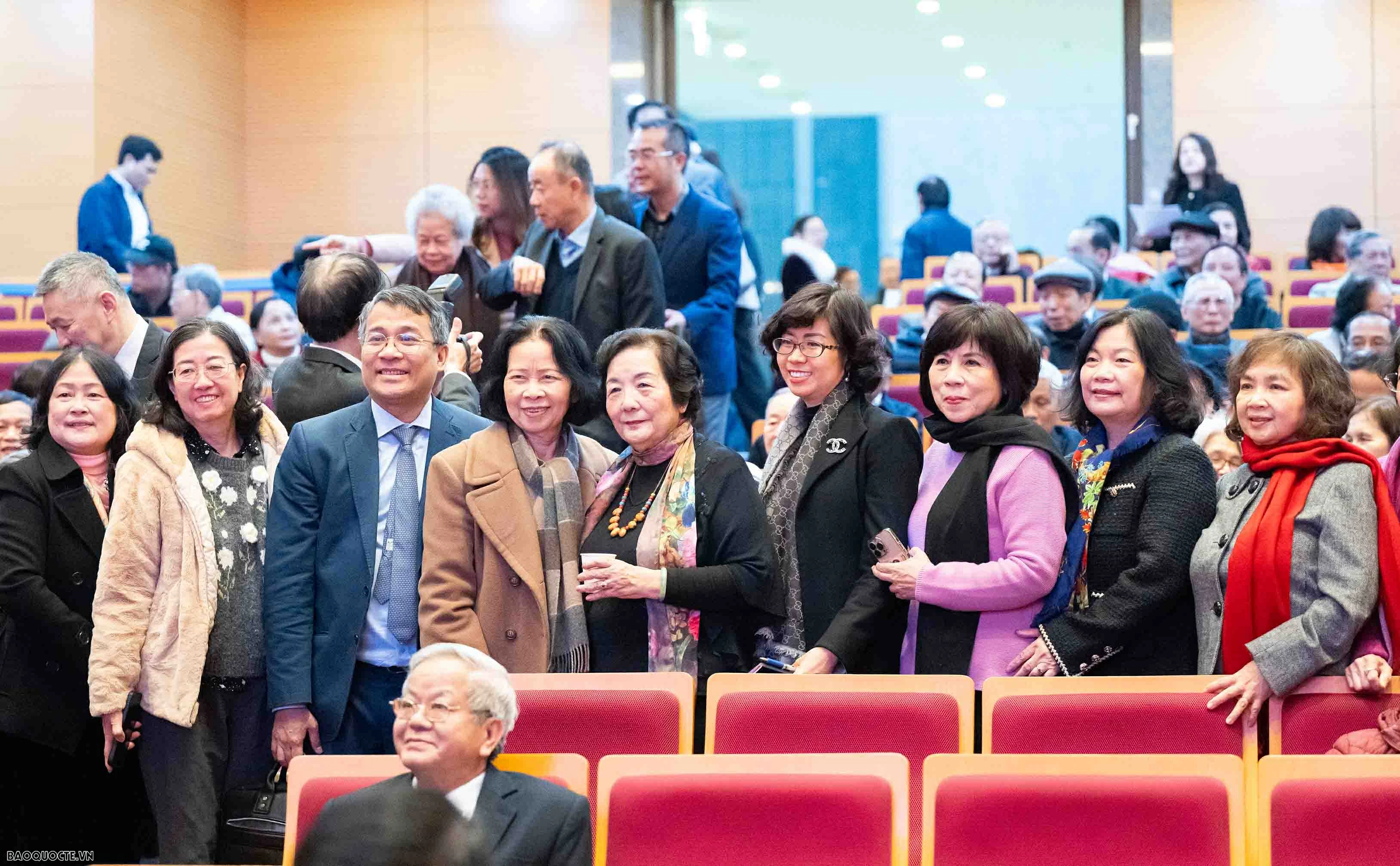Foreign Minister Le Hoai Trung hosts Spring celebration for retired officials
