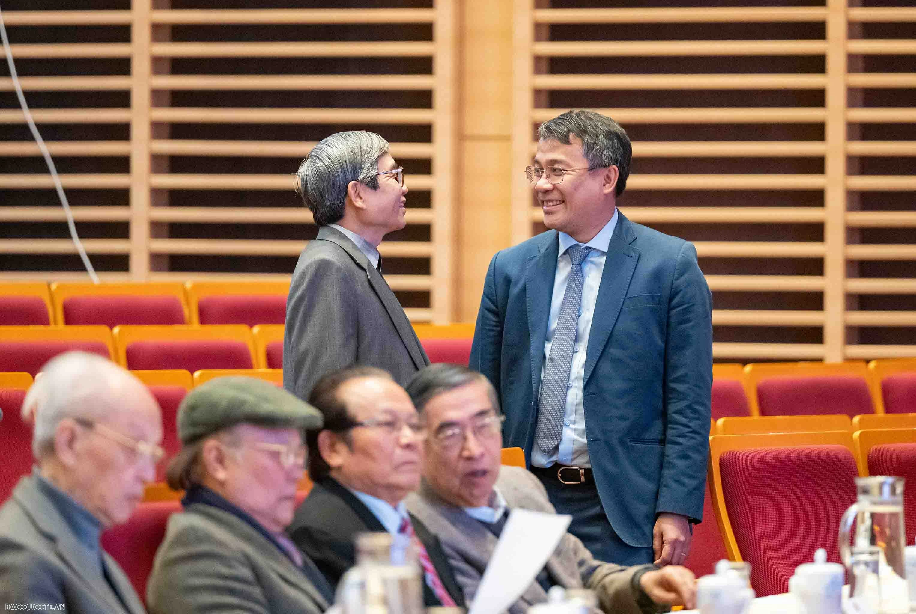 Foreign Minister Le Hoai Trung hosts Spring celebration for retired officials