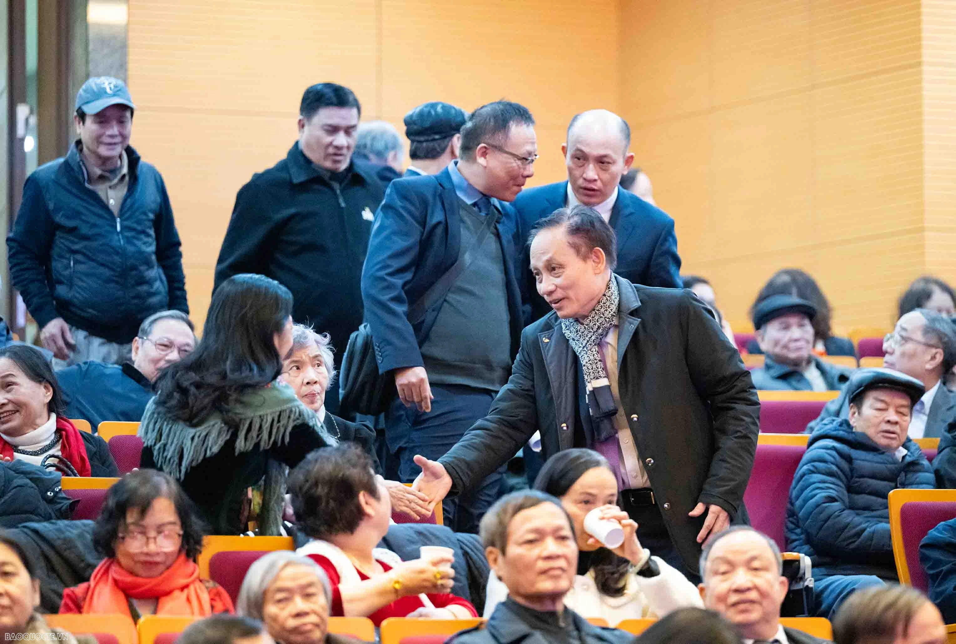 Foreign Minister Le Hoai Trung hosts Spring celebration for retired officials