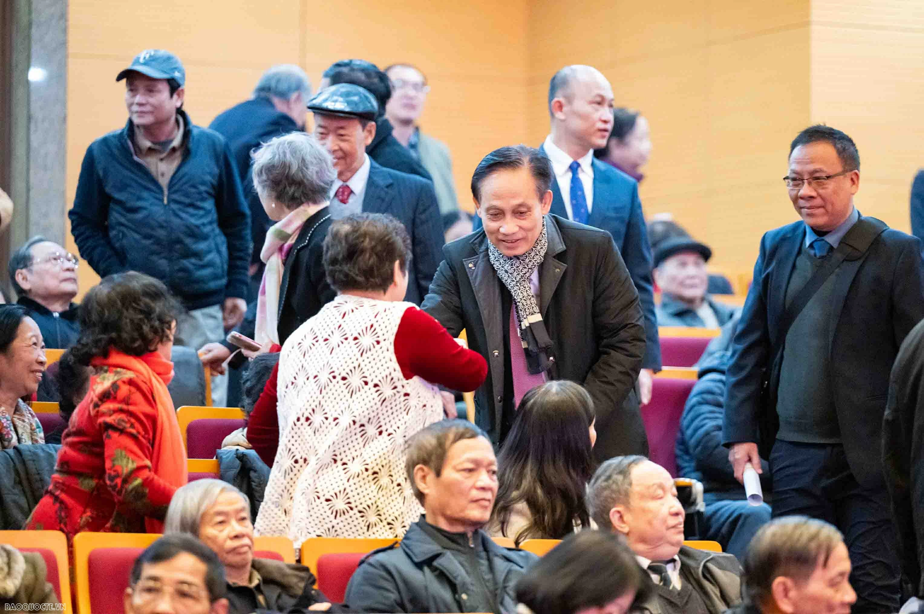 Foreign Minister Le Hoai Trung hosts Spring celebration for retired officials