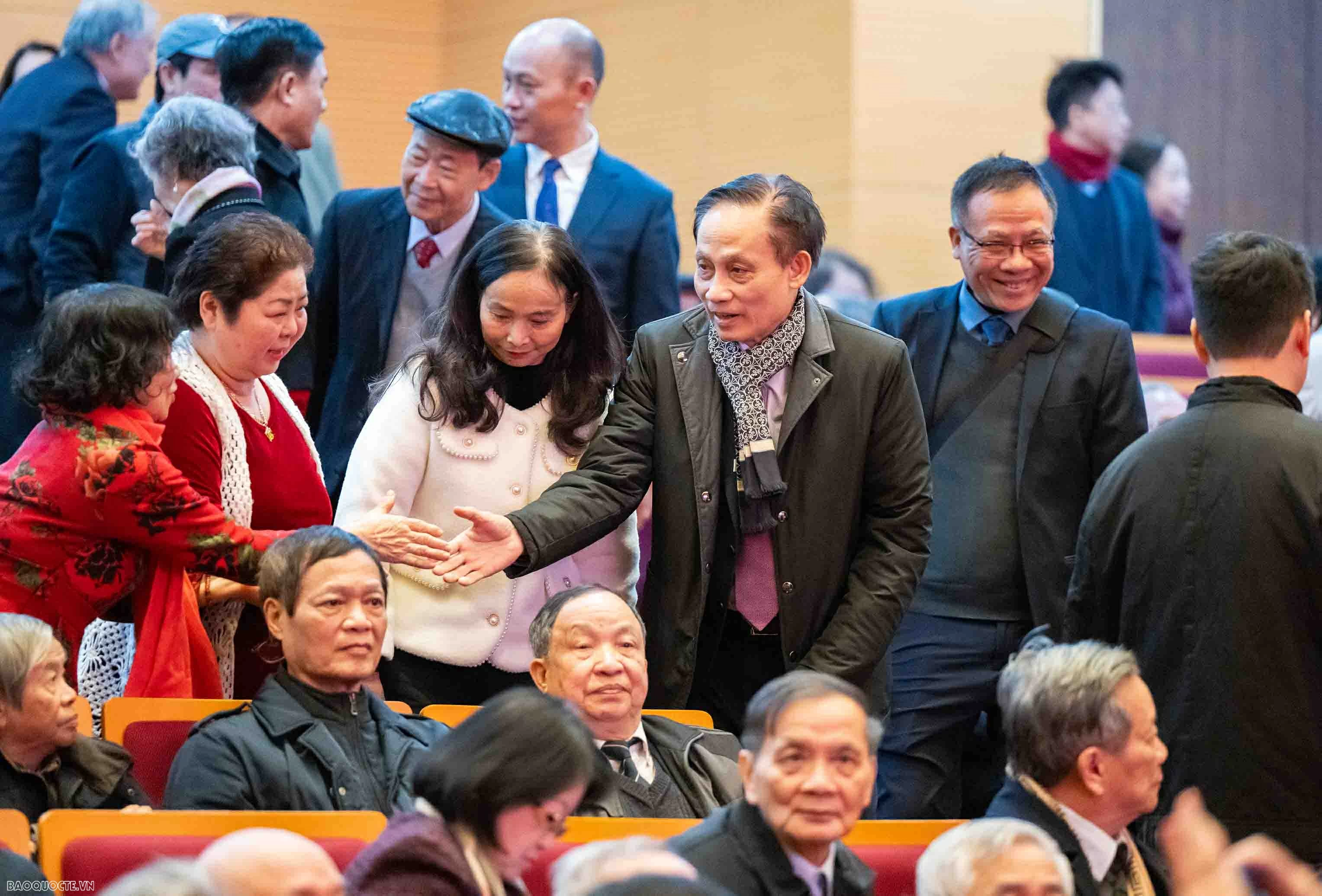 Foreign Minister Le Hoai Trung hosts Spring celebration for retired officials