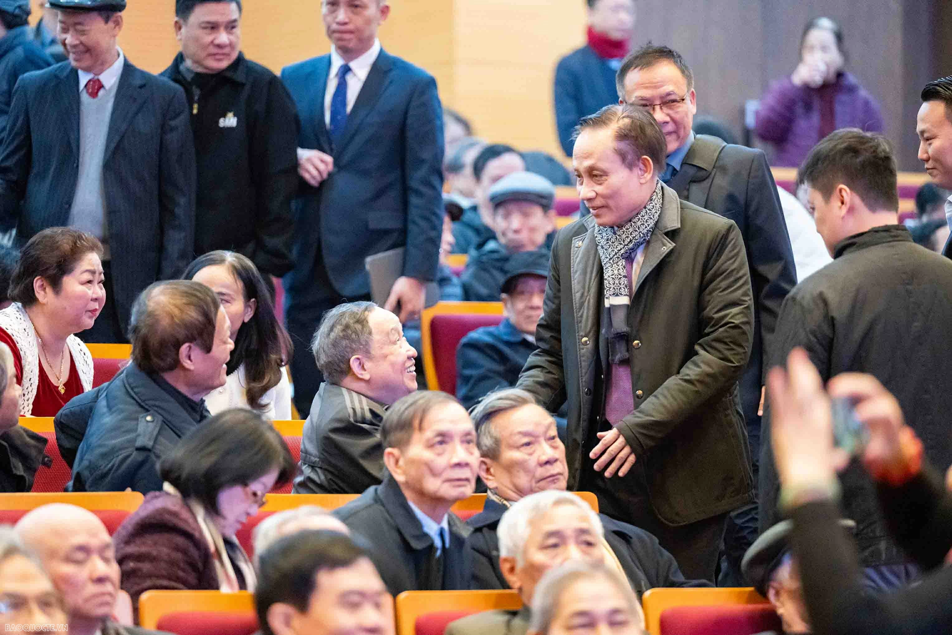 Foreign Minister Le Hoai Trung hosts Spring celebration for retired officials