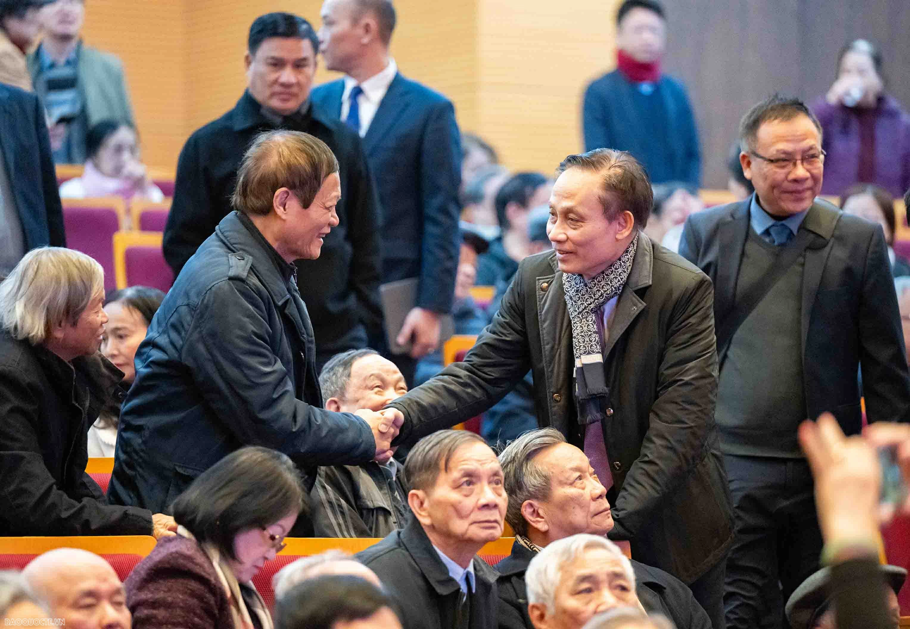 Foreign Minister Le Hoai Trung hosts Spring celebration for retired officials