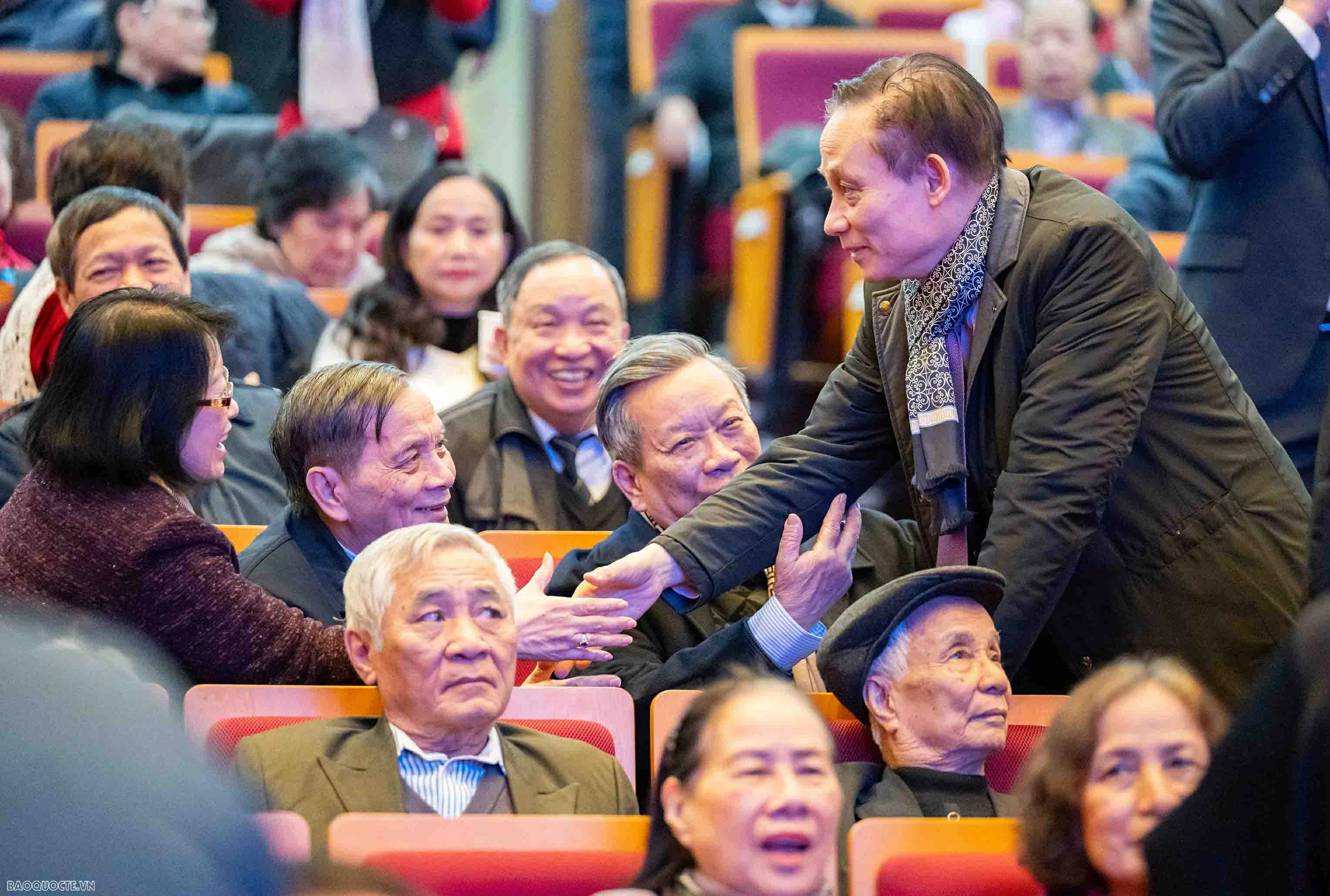 Foreign Minister Le Hoai Trung hosts Spring celebration for retired officials