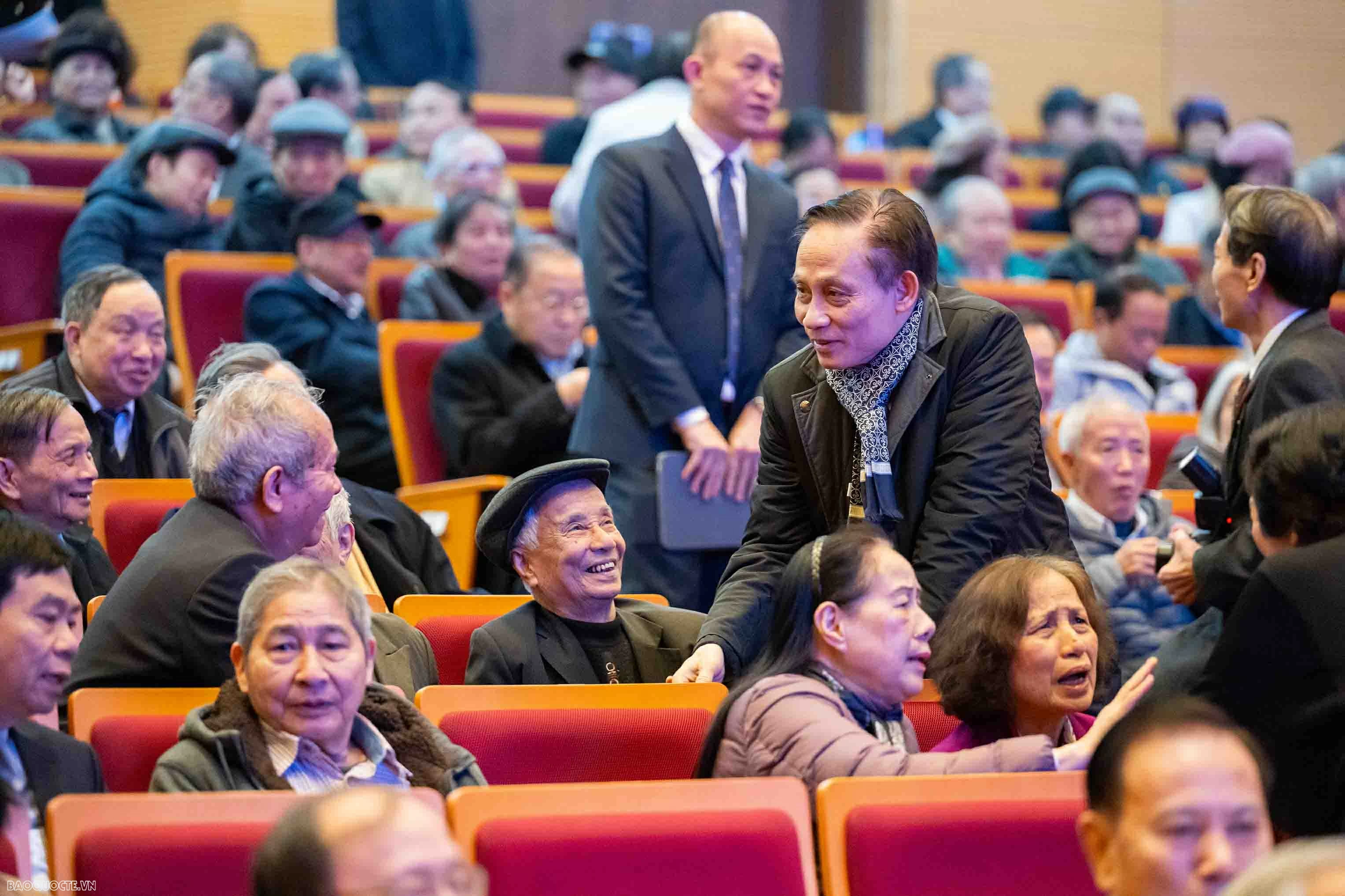 Foreign Minister Le Hoai Trung hosts Spring celebration for retired officials