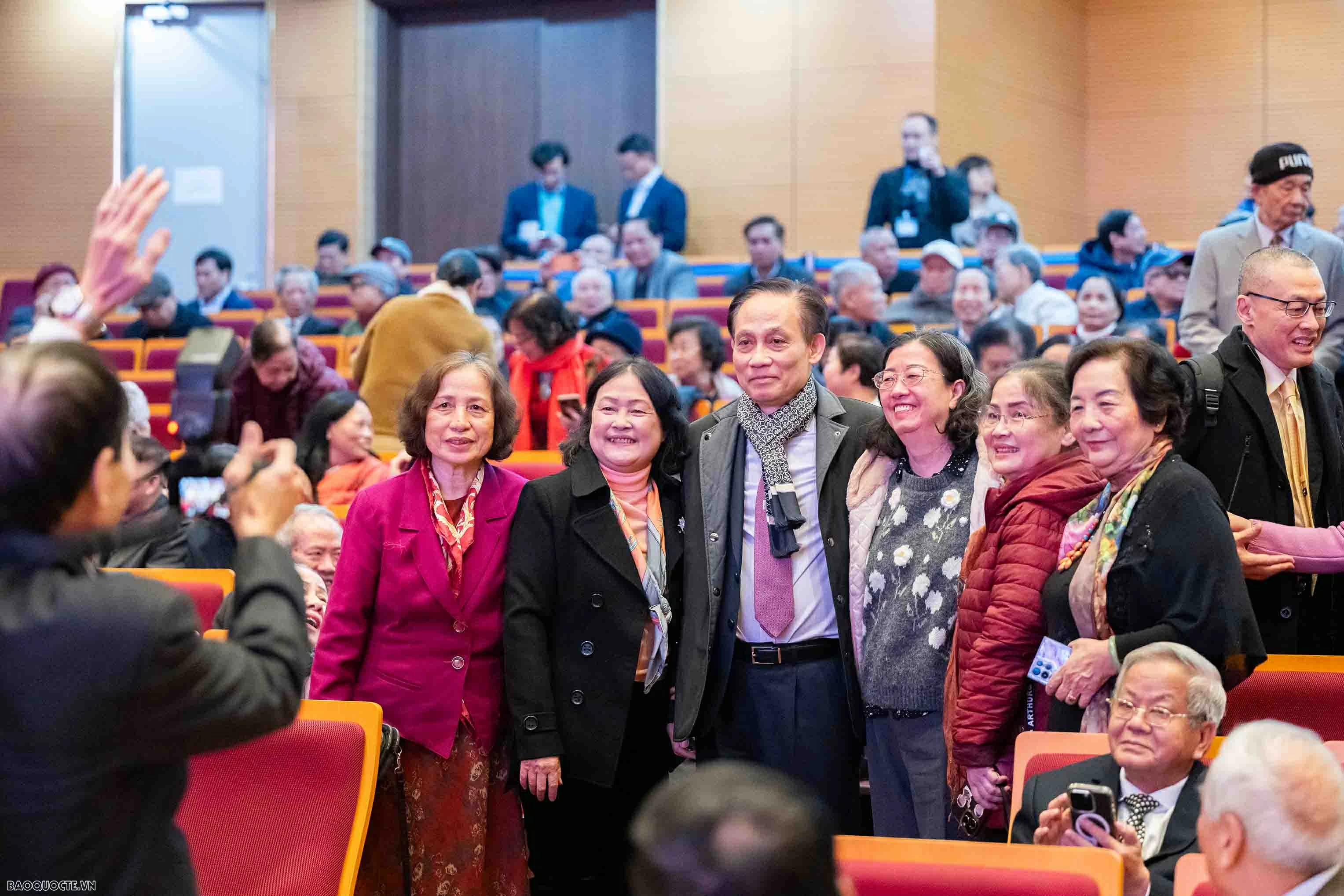 Foreign Minister Le Hoai Trung hosts Spring celebration for retired officials