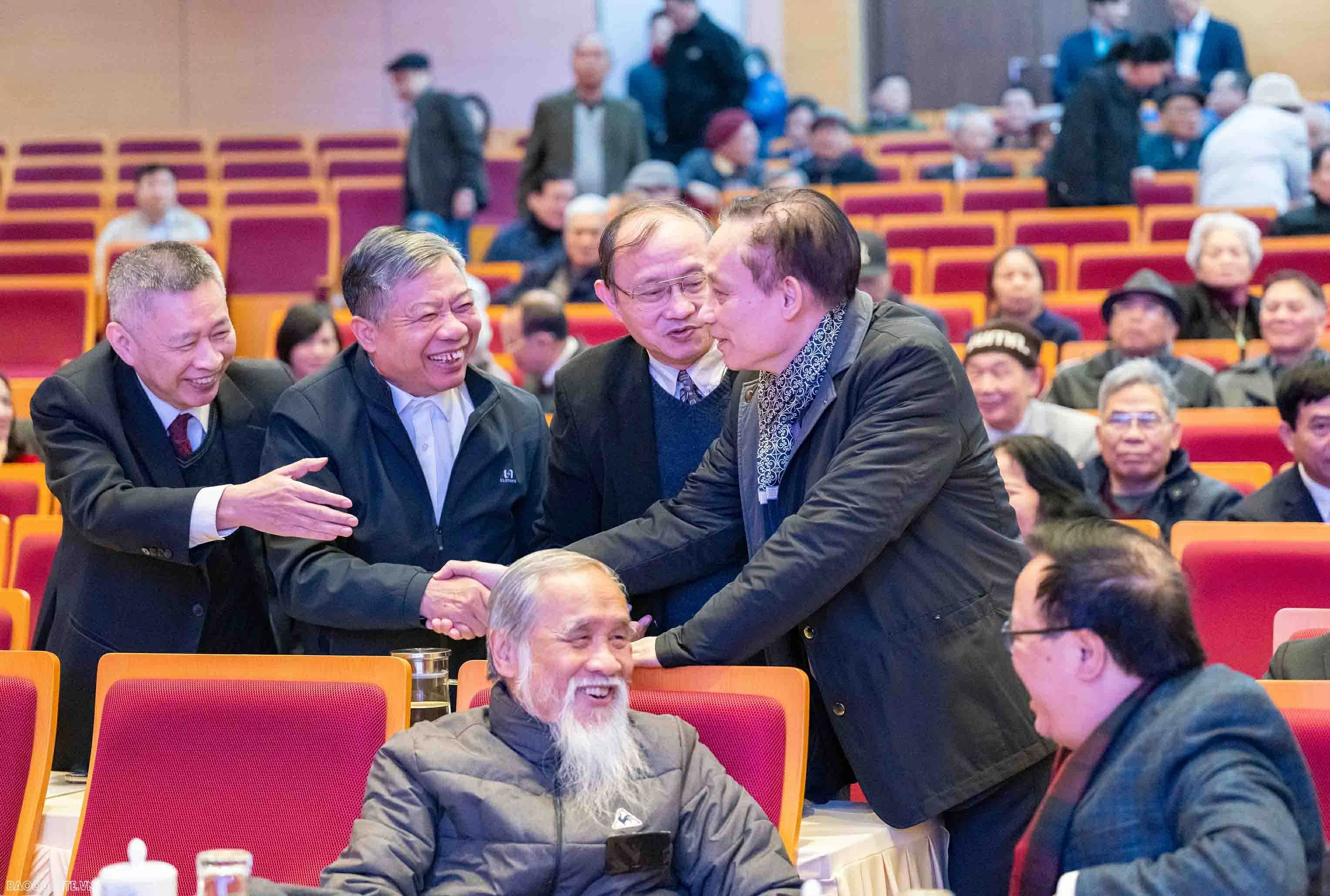 Foreign Minister Le Hoai Trung hosts Spring celebration for retired officials