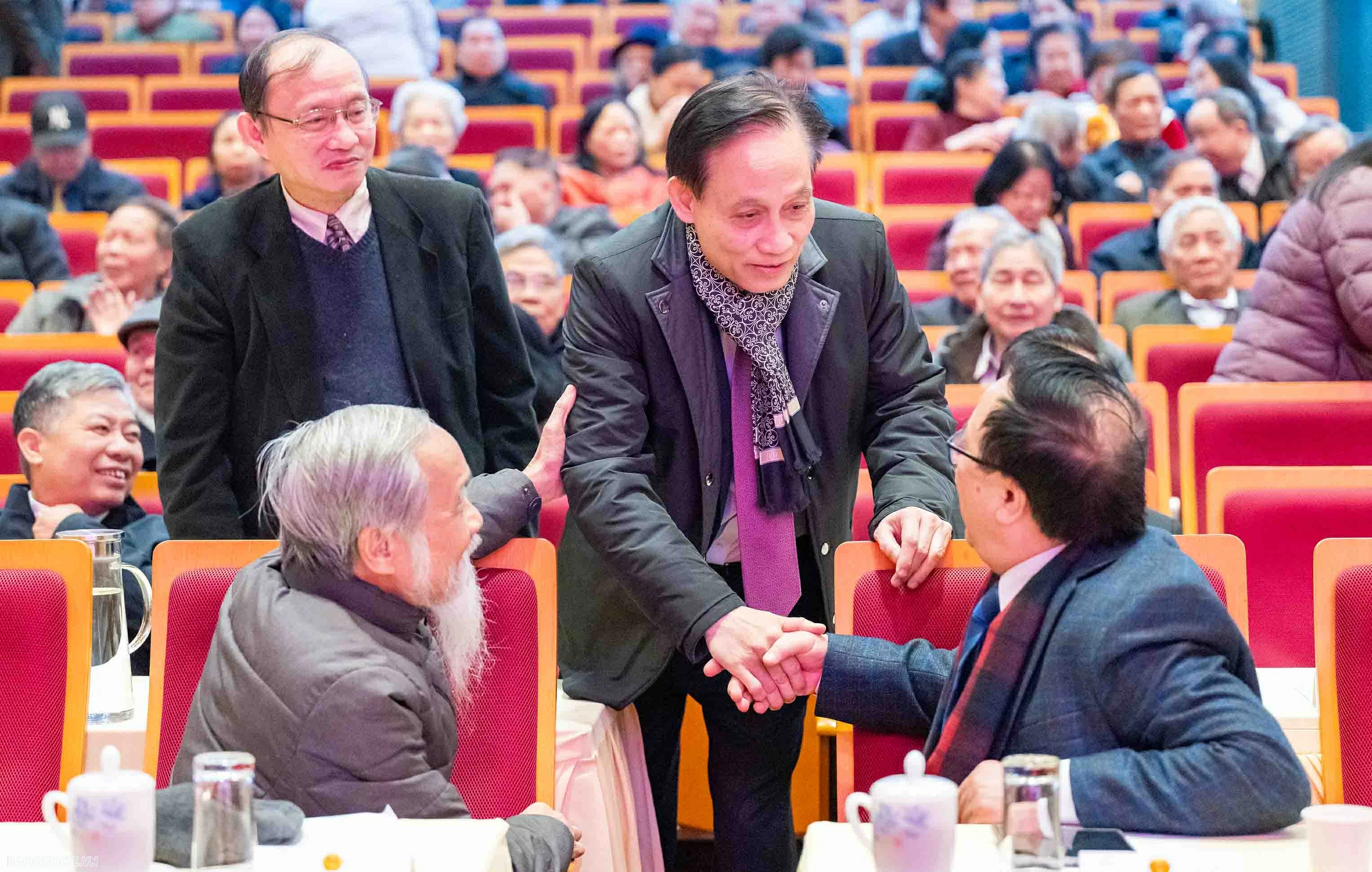 Foreign Minister Le Hoai Trung hosts Spring celebration for retired officials