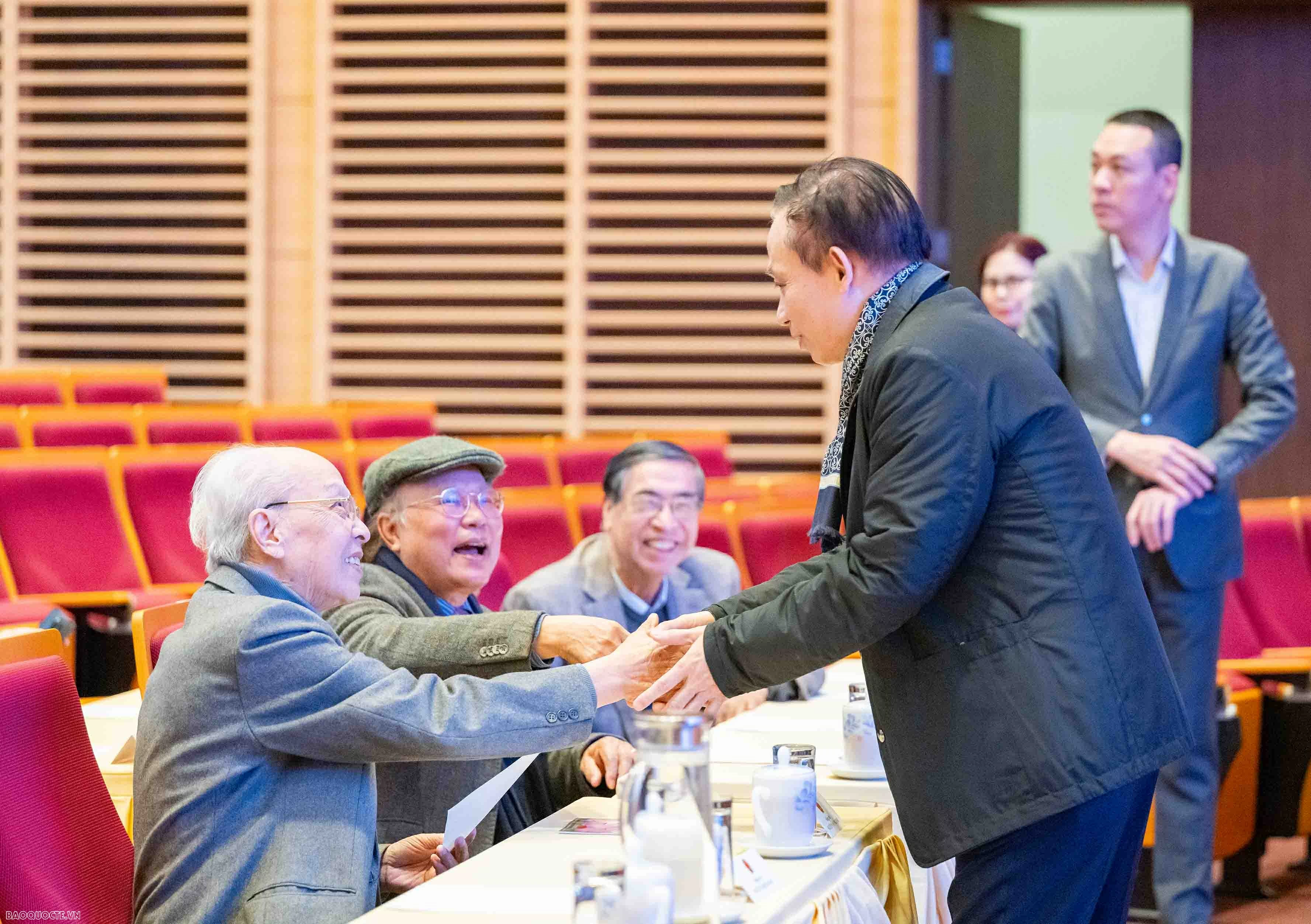 Foreign Minister Le Hoai Trung hosts Spring celebration for retired officials