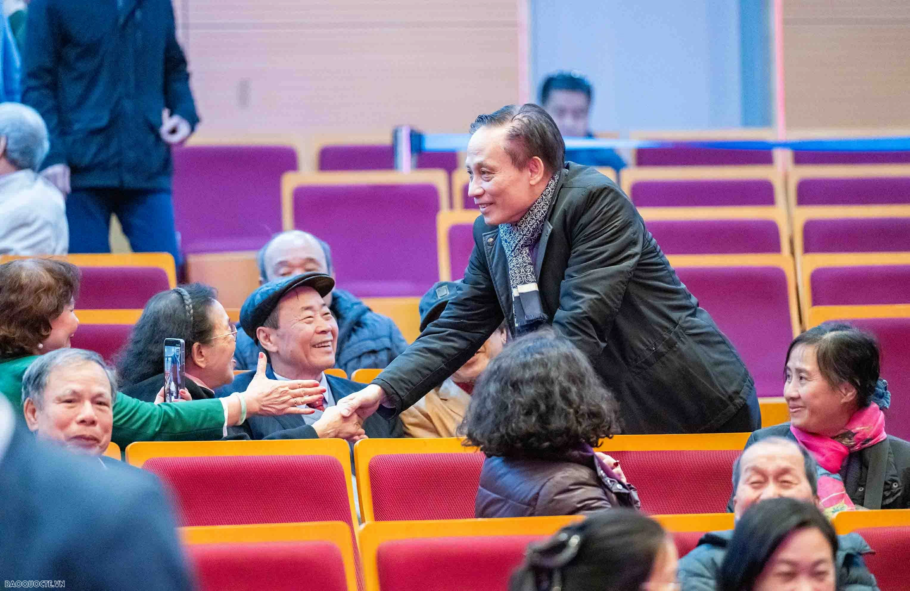 Foreign Minister Le Hoai Trung hosts Spring celebration for retired officials